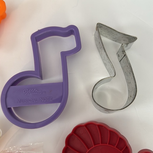 Lot Of 13 Miscellaneous Cookie Cutters Plastic & Metal Ghost church M & M Mitten - Picture 4 of 8